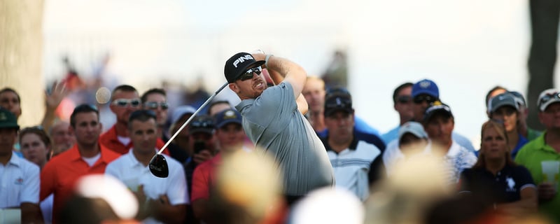 Hunter Mahan betrachtet die Flugkurve seines Balles. (Foto: Getty)