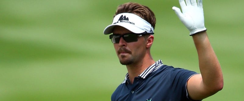 Der Schwede Rikard Karlberg setzte sich zum Auftakt der CIMB Classic in Malaysia an die Spitze des Feldes, bevor die Runde wegen schlechten Wetters abgebrochen werden musste.