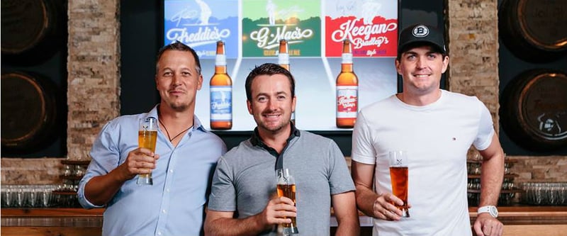 Beim Anstoßen auf ein neues Unternehmen. Jacobson, McDowell und Bradley mit ihrer Bieridee. (Foto: Facebook/GolfBeer)