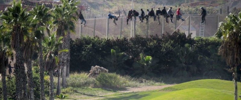 In der spanischen Enklave Melilla wird direkt neben dem hohen Zaun, der Afrika von Europa trennt, Golf gespielt.