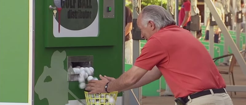Ein fieser Streich mit dem Ballautomaten - aber sehr amüsant, wenn die versteckte Kamera an ist! (Foto: Youtube)