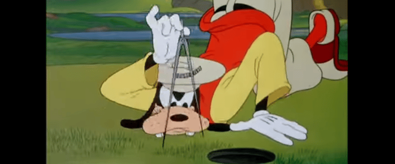 Mit Winkelmesser und höherer Mathematik ließt Goofy das Grün - wäre es nicht Goofy, wäre der Ball bestimmt gefallen. (Foto: Youtube)