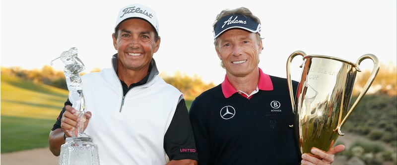 So sehen Sieger aus! Tom Pernice Jr. (l.) als Sieger der abschließenden Charles Schwab Cup Championship und Bernhard Langer mit dem Pokal für den Sieg in der Saisonwertung der Champions Tour.