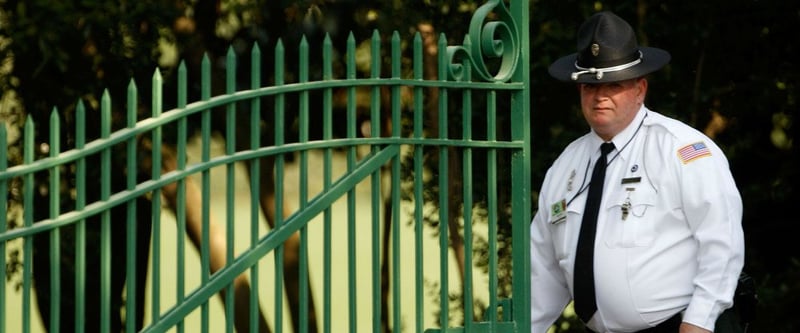 Ein beliebtes Ziel für viele Golffans: Der Augusta National Golf Club. Willkommen sind die vielen Besucher jedoch nicht und sie werden mit einigen Sicherheitsvorkehrungen vom Gelände fern gehalten.