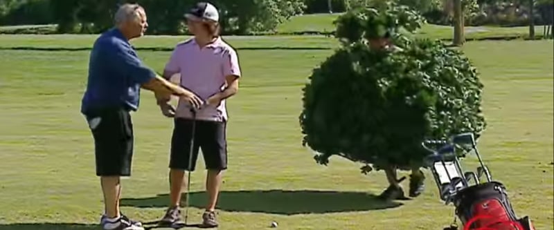 Loser hinderlicher Naturstoff oder bewegliches Hemmnis? Den Golfer wird's auf jeden Fall ärgern - und uns amüsiert's! (Foto: Youtube)