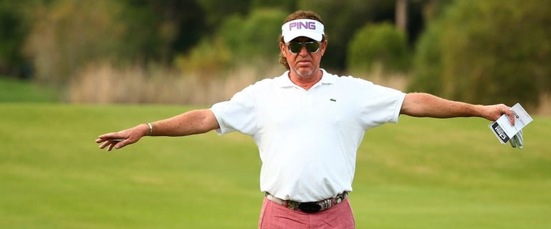 In altrosaner Hose, aber mit alles andere als altrosanem Spiel: Miguel Angel Jimenez führt bei der Turkish Airlines Open. (Foto: Getty)