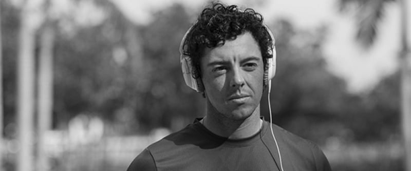 Auch Rory McIlroy hört während seiner Trainings- und Aufwärmrunden Musik. Der Nordire ist damit einer von vielen Golfstars die sich mit Musik auf ihre Turniere vorbereiten.