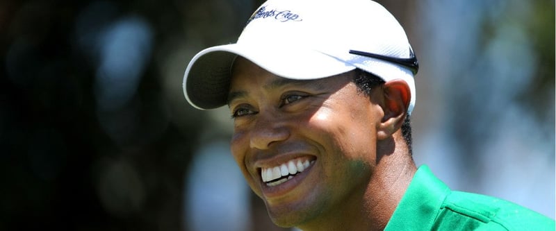 So lächelt Tiger Woods gerne auf dem Golfplatz. Doch am Wochenende verging im das Lachen beim Angesicht der Zahnlücke, die er zu kaschieren versuchte. (Foto: Getty)