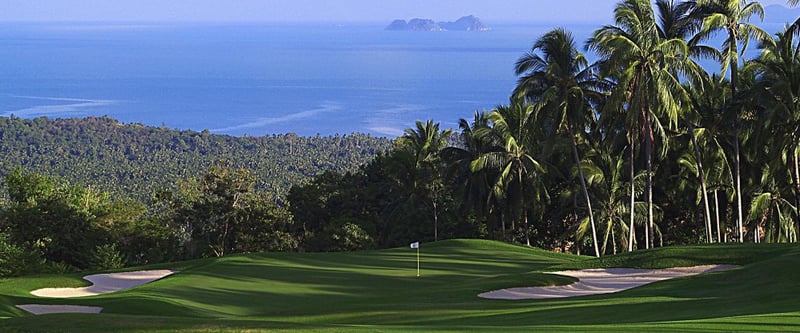 Das 16. Loch des Santiburi Samui Country Clubs bietet eine atemberaubende Sicht über den Dschungel bis hin zum Golf von Thailand.