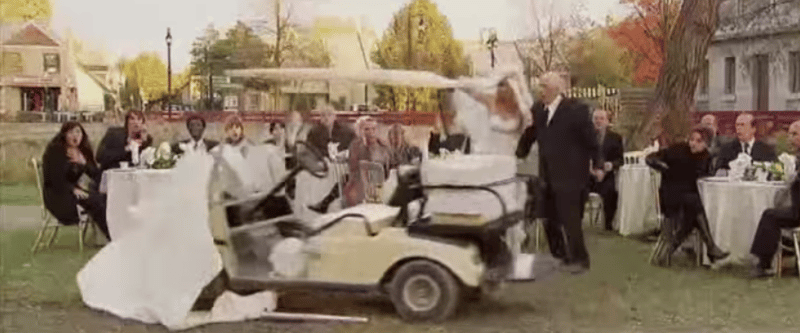 Golfcart und Hochzeitstorte - eine gefährliche Kombination! (Foto: Youtube)