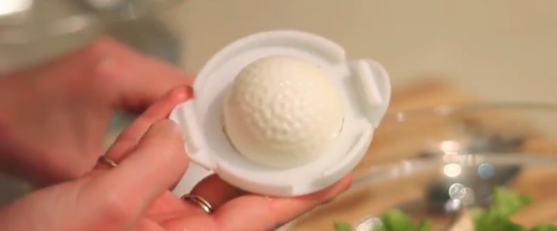 Dieser Eierformer verwandelt ein gekochtes Ei in einen Golfball.