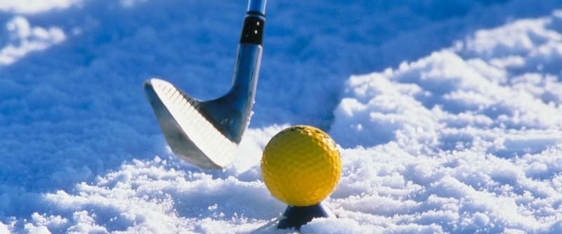 Golfen mal anders - nicht mit angenehmen Temperaturen und weißen Bällen, sondern bei Schnee und Eis mit farbigen Bällen.