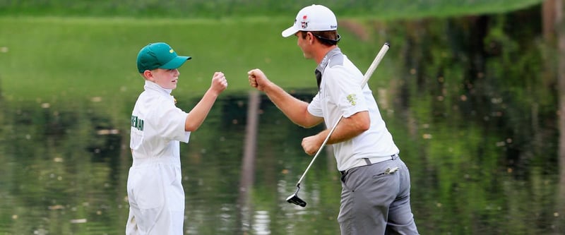 Kevin Streelmann und der 13-jährige Ethan Couch freuen sich über ihren Sieg im Playoff des Par-3-Contests. (Foto: Getty)