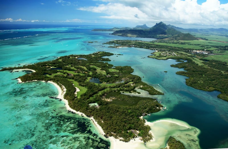 Der Le Touessrok Golfplatz schlängelt sich seinen Weg rund um die Ile aux Cerfs. Eine kleine Insel, die direkt an der Trou d´Eau Douce liegt, der größten Lagune Mauritius.