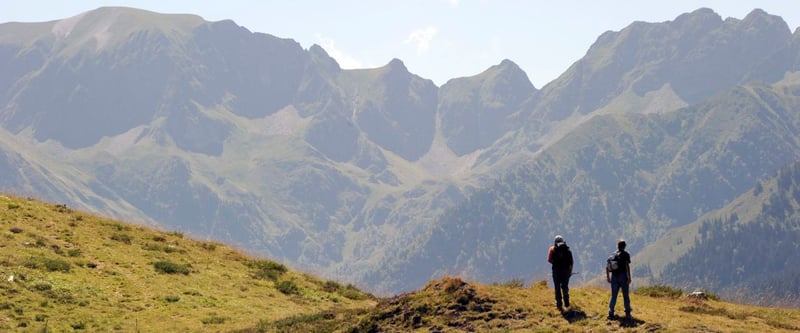 Zwei Abenteuer in einem: Golfreisen mit Wein und Wanderstock