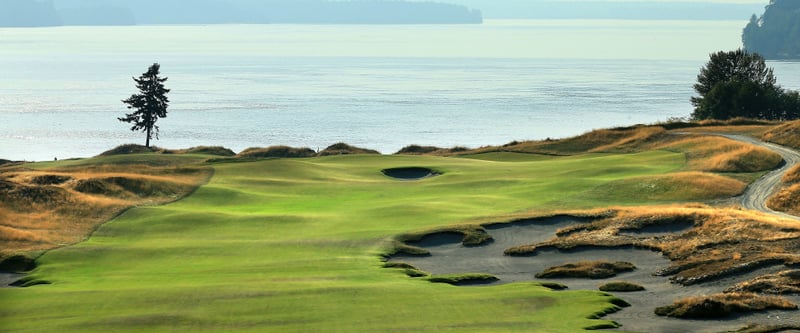 Durch ein Nadelöhr im Fairway geht es auf das Grün des fünften Lochs in Chambers Bay. (Foto: Getty)