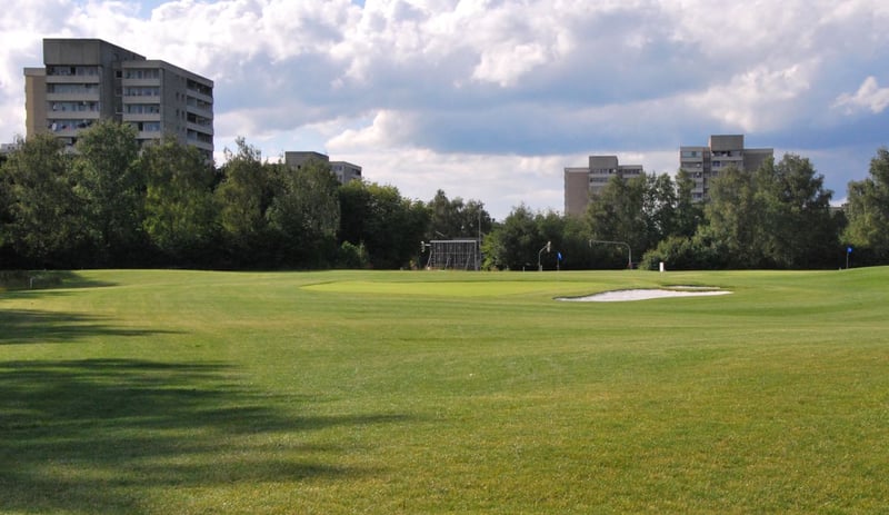 Gelebtes urbanes Konzept bei Golfcity Puchheim: Neben den Wohnhäusern ist sogar die Ampelschaltung der nächsten Kreuzung vom Grün aus zu sehen. (Foto: Golf Post)