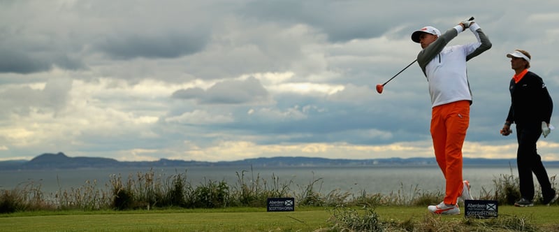 Rickie Fowler leuchtet in orange vor grauem Hintergrund in Schottland (Foto: Getty)