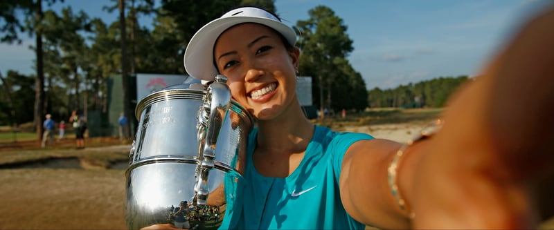 Endlich geschafft: Nach einigen enttäuschenden Jahren hält Michelle Wie 2014 ihren verdienten Pokal im Arm. (Foto: Getty)