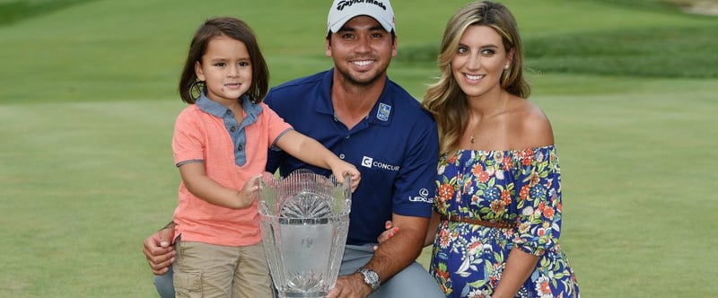 Jason Day mit seinem Sohn Dash und seiner Frau Ellie nach seinem Sieg bei The Barclays. (Foto: Getty)