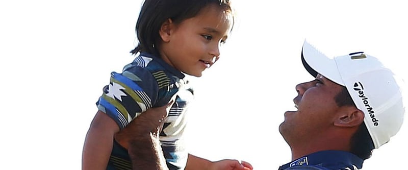 Jason Day feiert mit seiner Familie den Sieg bei der BMW Championship. (Foto: Getty)