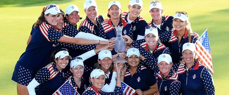 Das siegreiche Team USA mit dem Objekt der Begierde, dem Solheim Cup.