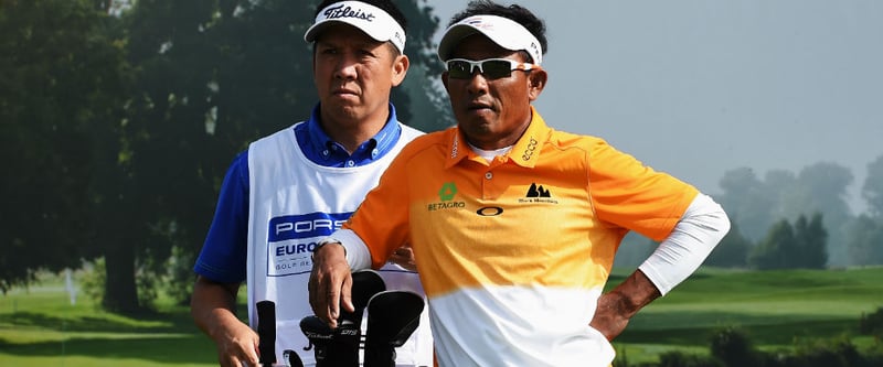 Blick ins Bag: Thongchai Jaidee kann sich auf Scotty verlassen