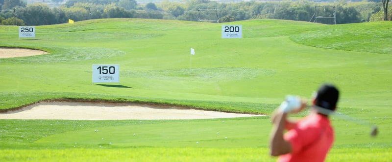 Die Größe eines Golfplatzes lässt sich meist nur erahnen. Gefahr, den Ball neben den Golfplatz zu schlagen, läuft man eher selten (Foto: Getty)