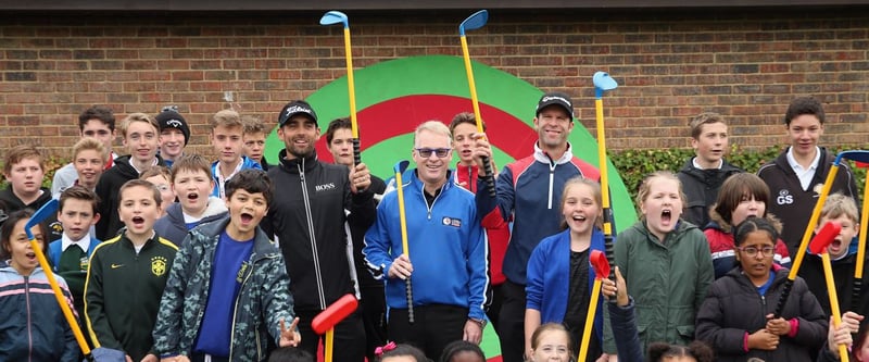 Der CEO der European Tour inmitten einer Meute von Kids beim Street Golf Festival im Rahmen des British Masters Anfang Oktober 2015. (Foto: Getty)