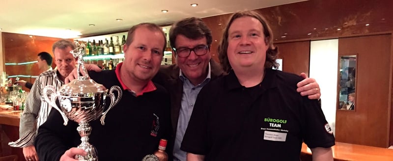 Herrensieger und Golf Post Gewinner Stephan Bauer mit Guido Gutzeit vom La Terrazza sowie Thorsten Dreps vom Bürogolf-Team mit dem Wanderpokal (Foto: Uwe Erensmann)