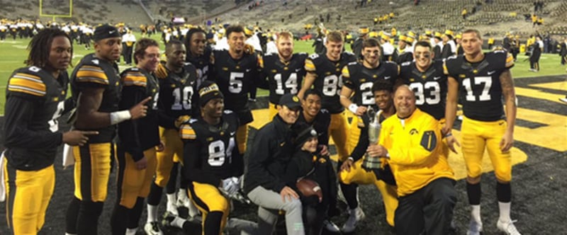 Zach Johnson stattete seinem Football-Team aus Iowa einen Besuch ab und zeigte dabei den Claret Jug.