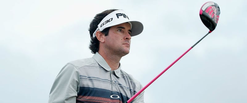 Bubba Watson mit seinem pinken Driver nach dem Abschlag. (Foto: Getty)