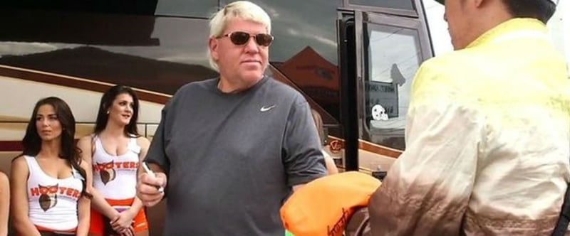 John Daly campt beim Masters 2015 vor der Hooters-Bar in Augusta. (Foto: Twitter.com@golf_com)