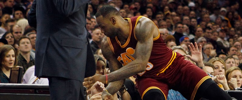 LeBron James fällt beim Basketballspiel seiner Cleveland Cavaliers gegen Oklahoma City Thunder in die Zuschauerreihe und verletzt dabei Ellie Day, Ehefrau von Jason Day. (Foto: Getty)