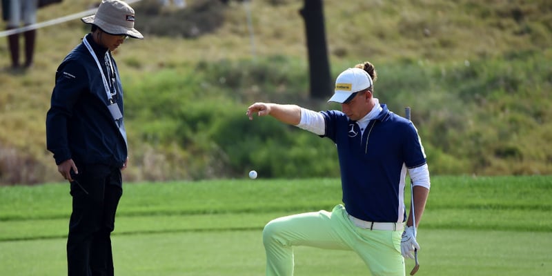 Marcel Siem machte in der ersten Runde der Joburg Open nicht zum ersten Mal Bekanntschaft mit einem Rules Official. (Foto: Getty)