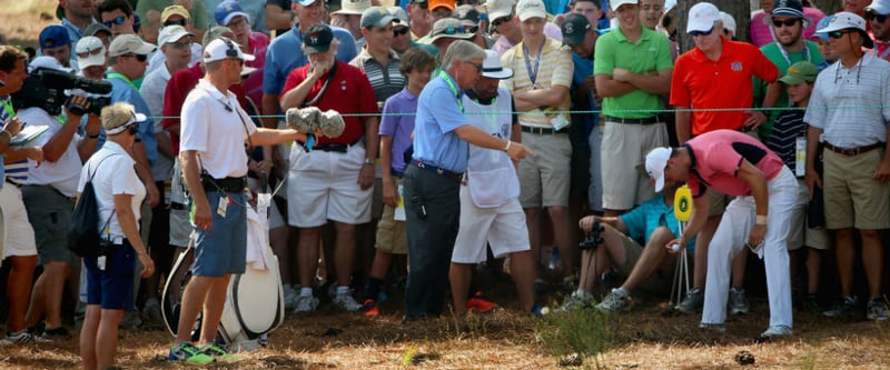 US Open 2014: Martin Kaymer erklärt seinen Ball für unspielbar. (Foto: Getty)