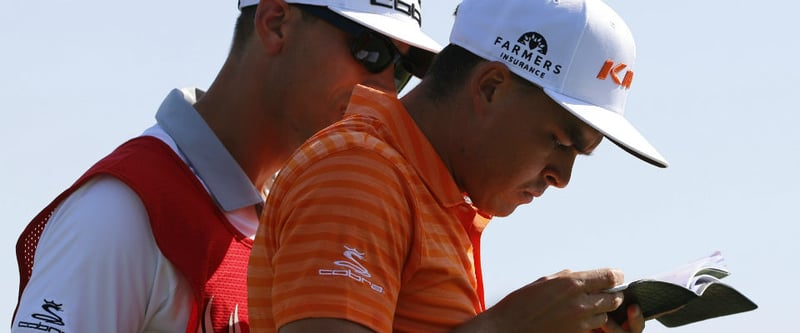 Rickie Fowler und sein Caddie schauten lieber zweimal ins Birdie Book. Es hat sich gelohnt! (Foto: Getty)