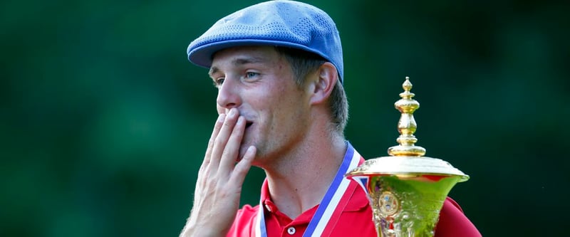 Bryson DeChambeau mit der Theodore- Havemeyer- Trophäe der U.S. Amateur Championship 2015. (Foto: Jeff Haynes/Getty Images)