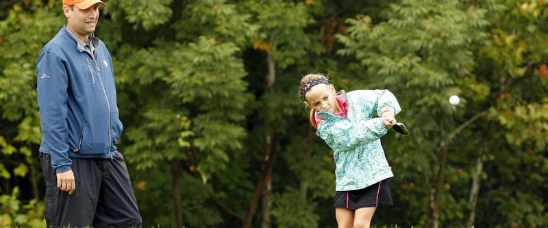 Golfunterricht für die ganze Familie - damit versucht ein Golfclub in England den Nachwuchs zu gewinnen.