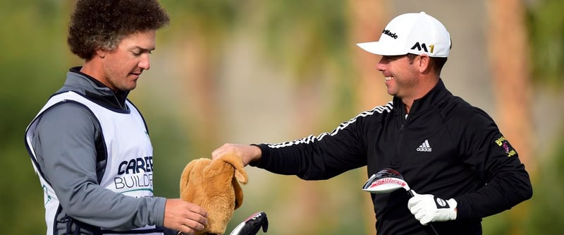 Chez Reavie (re.) führt mit mit seinem Caddie beim At&T Pebble Beach Pro-Am. (Foto: Getty)