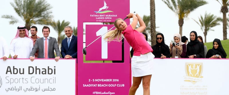 Die Belgierin Caroline Mertens beim symbolischen Tee Off auf der Anlage des Saadiyat Beach Golf Club. Im November kämpft die Proette auf der Ladies European Tour erstmals in Abu Dhabi um einen Titel.