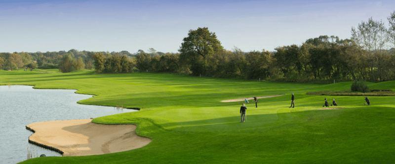 Golfen auf Gut Apeldör: Der 18-Loch-Platz verfügt über 90.000 qm Wasserhindernisse und 96 Bunker. (Foto: Gut Apeldör)