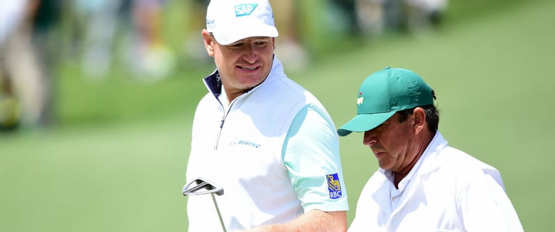 Ernie Els mit seinem Caddie auf der ersten Runde des Masters 2016. (Foto: Getty)