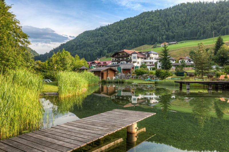 Das Hotel liegt im beschaulichen Weiler Gasteig, auf einer Anhöhe zwischen St. Johann in Tirol und Kirchdorf inmitten der Kitzbüheler Alpen im Herzen Tirols. (Foto: Gasteiger Jagdschlössl)