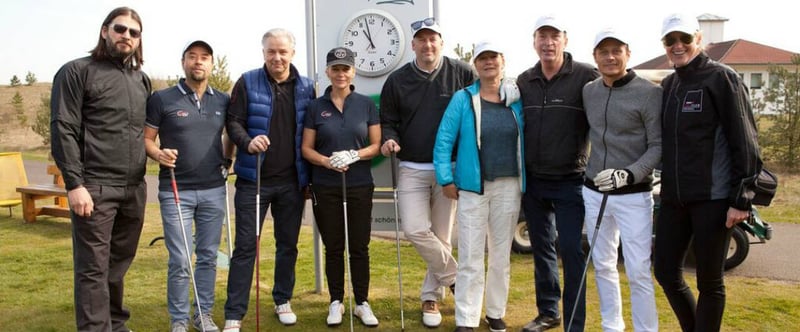 Prominente Gratulanten zum Zehnjährigen des A-Rosa Golf Club (v.l.): Franziska Knuppes Eheman Christian Möstl, Jan Josef Liefers, Klaus Wowereit, Anna Loos, das Ehepaar Suzanne von Borsody/Jens Schniedenharn, Herbert Knaup und Roman Knizka mit Gastgeberin Vanessa Herbon. (Foto: A-Rosa Golf Club.)