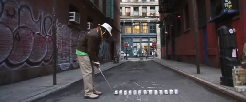Tiger Hoods Erfindung: Milchkartons statt Golfbälle beim Streetgolf in New York City. (Foto: Screenshot)