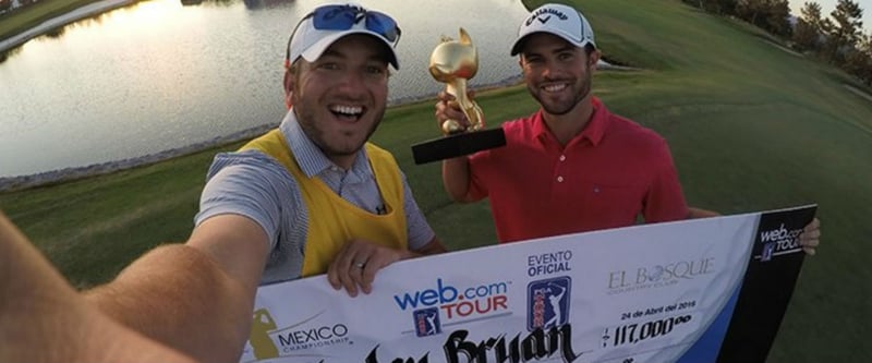 Wesley Bryan und Callaway's Social Media Manager Chad Coleman als sein Caddy feiern den Sieg bei der El Bosque Mexico Championship. (Foto: twitter.com/HashtagChad)