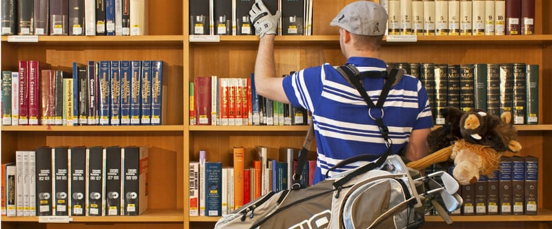 Raus aus dem Hörsaal und rauf auf den Platz. Die Unigolftour mobilisiert die golfenden Studenten und vernetzt sie. (Foto: Unigolftour/Felix Naumann)