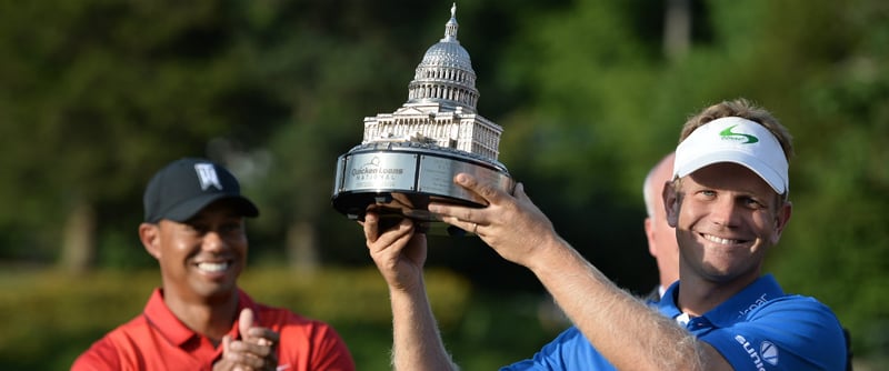 Billy Hurley III mit der Tropähe des Quicken Loans National und Schirmherr Tiger Woods. (Foto: Getty)