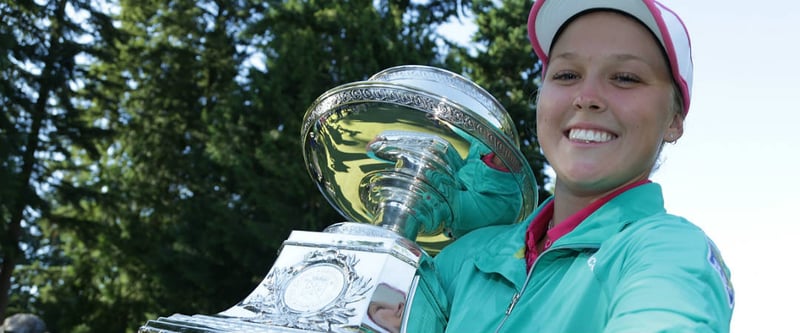 Brooke Henderson holt sich den Pokal und ihrn ersten majorsieg bei der KPMG Women's PGA Championship. (Foto: Getty)